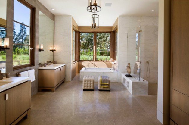 the master bathroom is grand enough for royalty Khám phá bên trong dinh thự 27 triệu USD của người đồng sáng lập Microsoft – Paul Allen