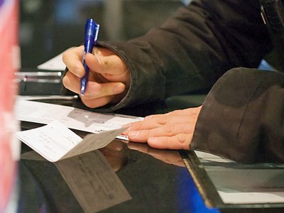 Vì sao bạn không thể làm giàu nếu tư duy mãi như người nghèo? its all about the paycheck Vì sao bạn không thể làm giàu nếu tư duy mãi như người nghèo?