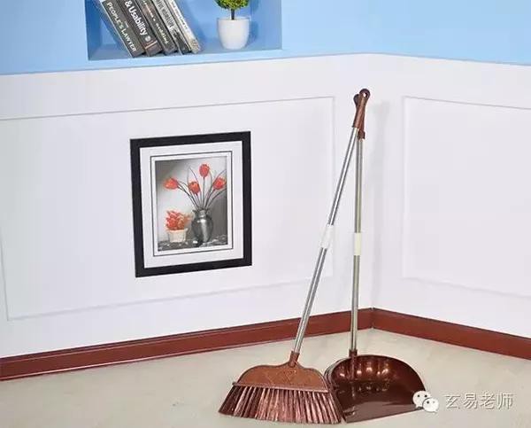 Chổi quét nhà cũng ảnh hưởng đến phong thủy, không được đặt tùy tiện như trước giờ chúng ta vẫn làm đâu - Ảnh 2. photo 1 152353630878635664088 Những cách cất chổi sau đây bạn nên lưu ý hạn chế để tránh mang đến những điều không may cho gia đình.